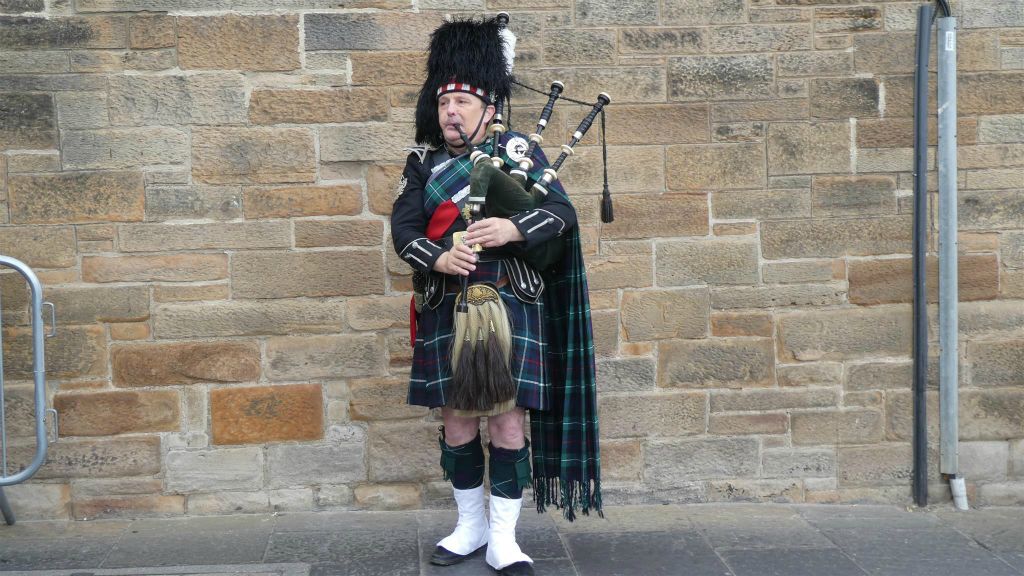 EDINBURGH - een straatmuzikant