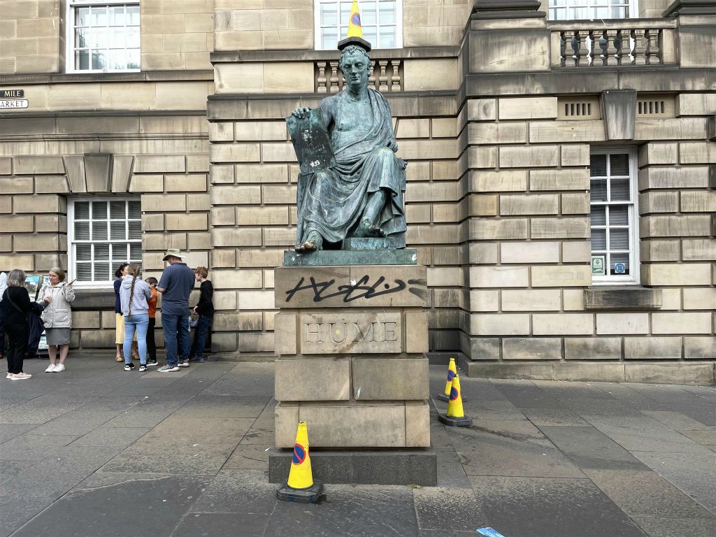 EDINBURGH - een standbeeld ter ere van de Schotse filosoof David Hume (1711-1776)
