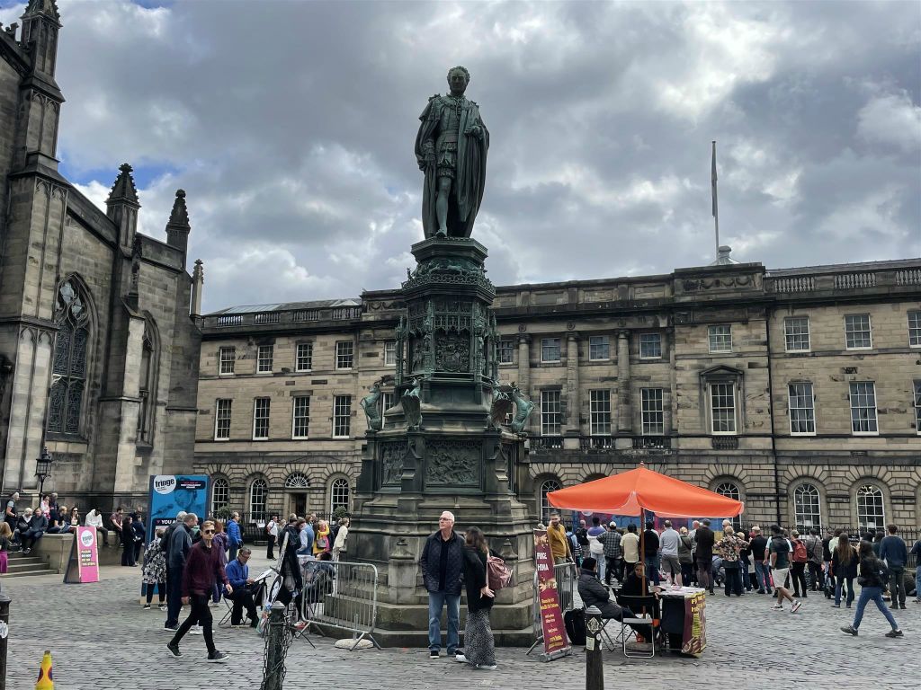 EDINBURGH - een standbeeld ter ere van de hertog Walter Francis Montagu Douglas Scott (1806-1844)