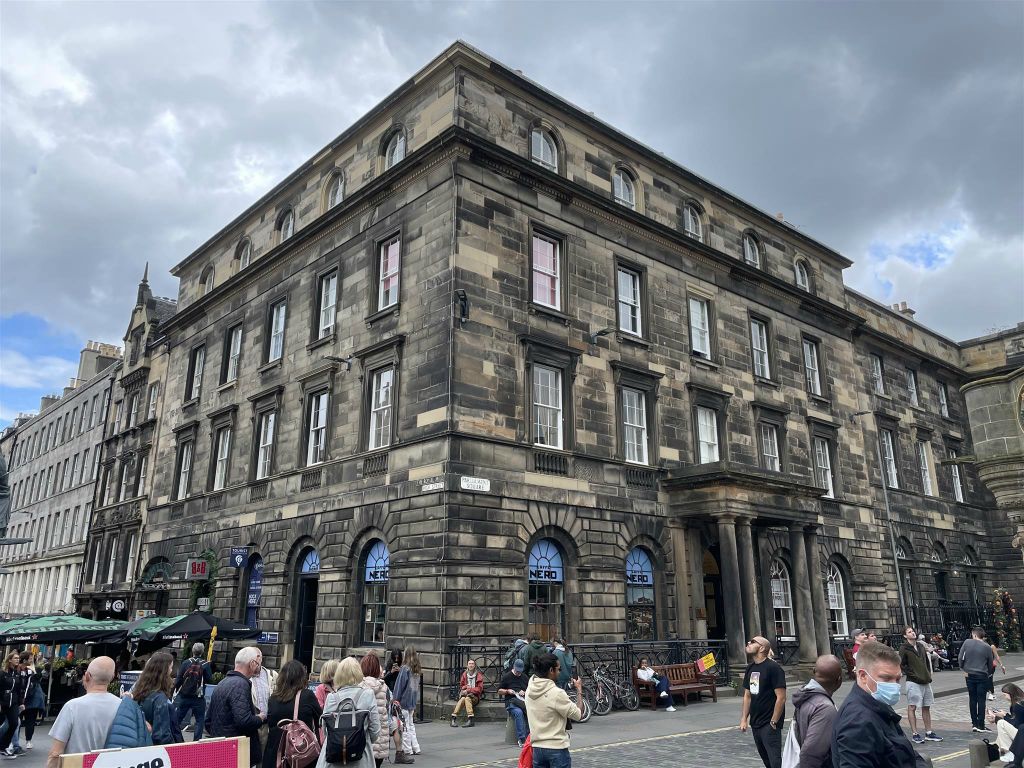 EDINBURGH - een gebouw aan het plein Parliament Square