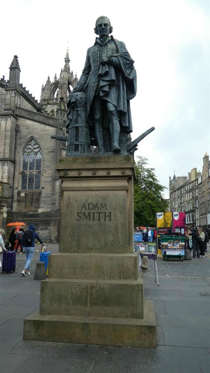 EDINBURGH - een standbeeld ter ere van de Schotse moraalfilosoof Adam Smith (1723-1790)