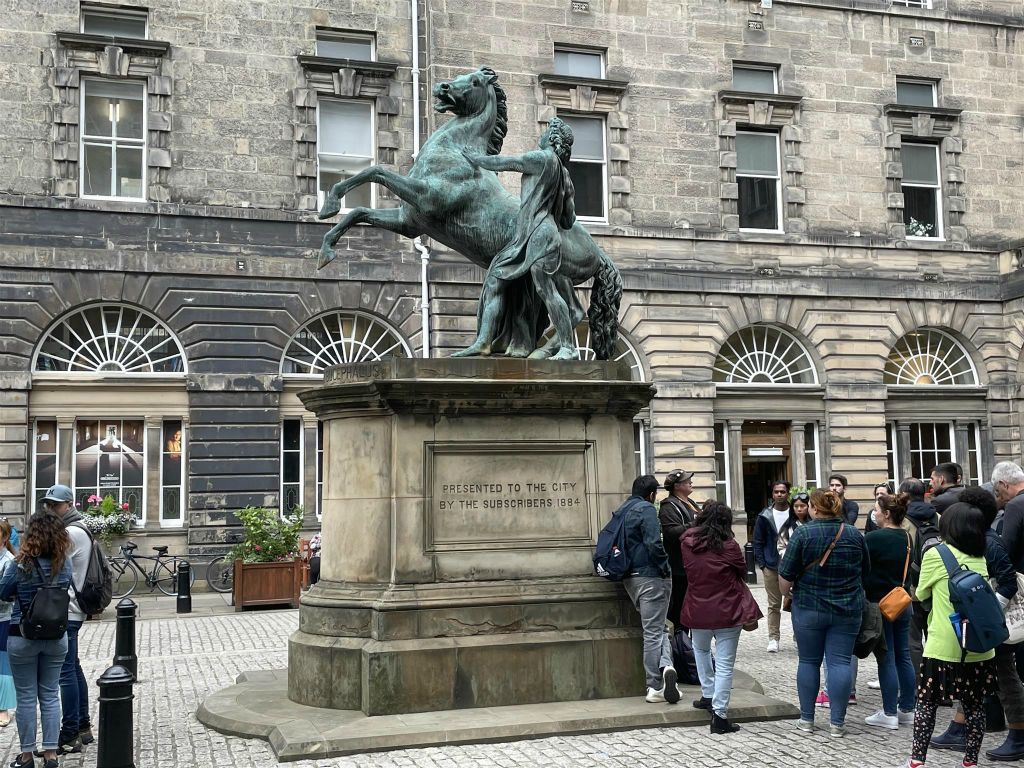 EDINBURGH - een standbeeld van John Steell waarop Alexander Bucephalus temt