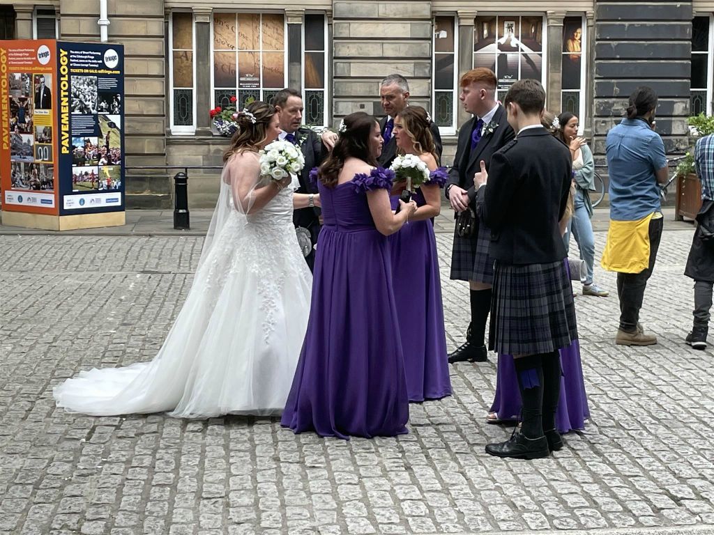 EDINBURGH - enkele mensen in Schotse trouwkleding