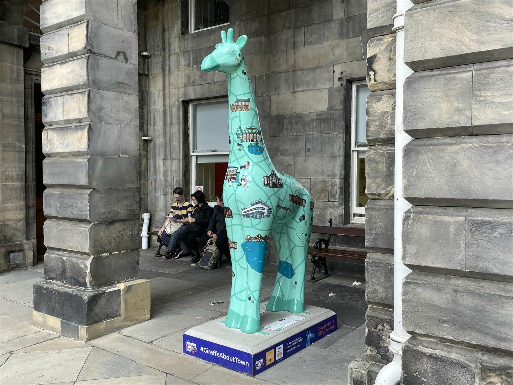 EDINBURGH - een giraffe sculptuur