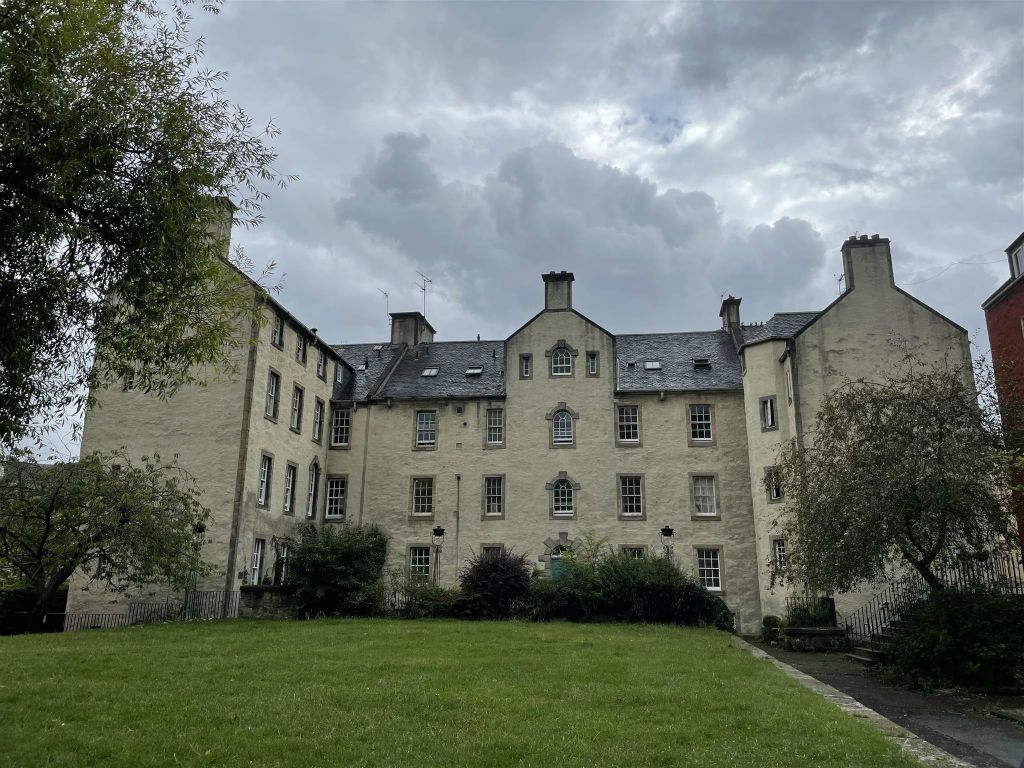 EDINBURGH - een appartement gebouw aan de plein Chessels Court