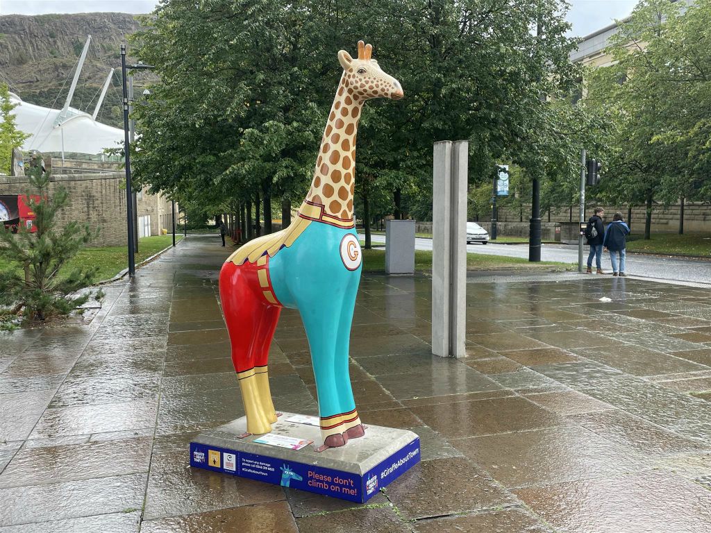 EDINBURGH - een giraffe sculptuur