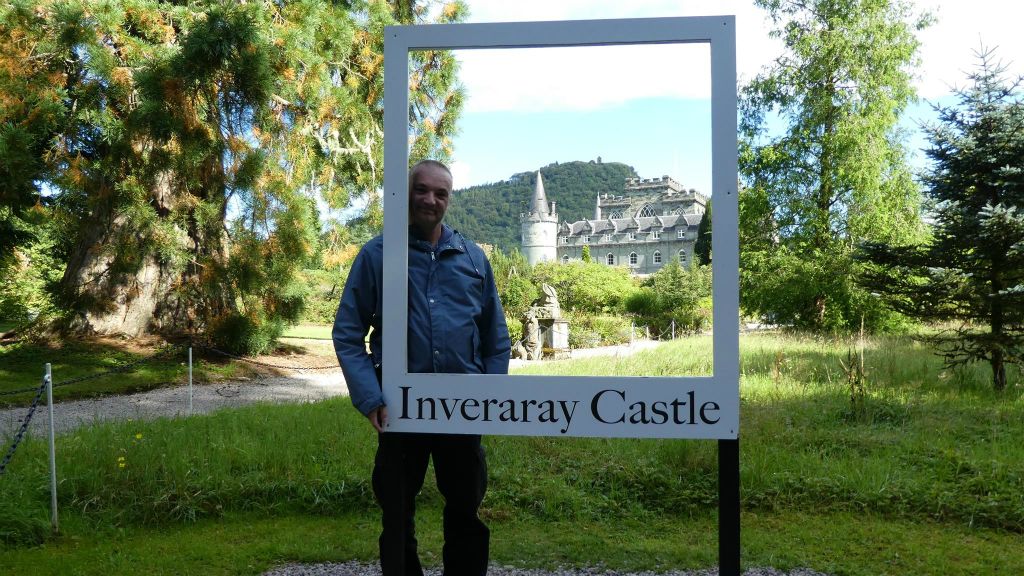INVERARAY - Carlos bij het Inveraray kasteel