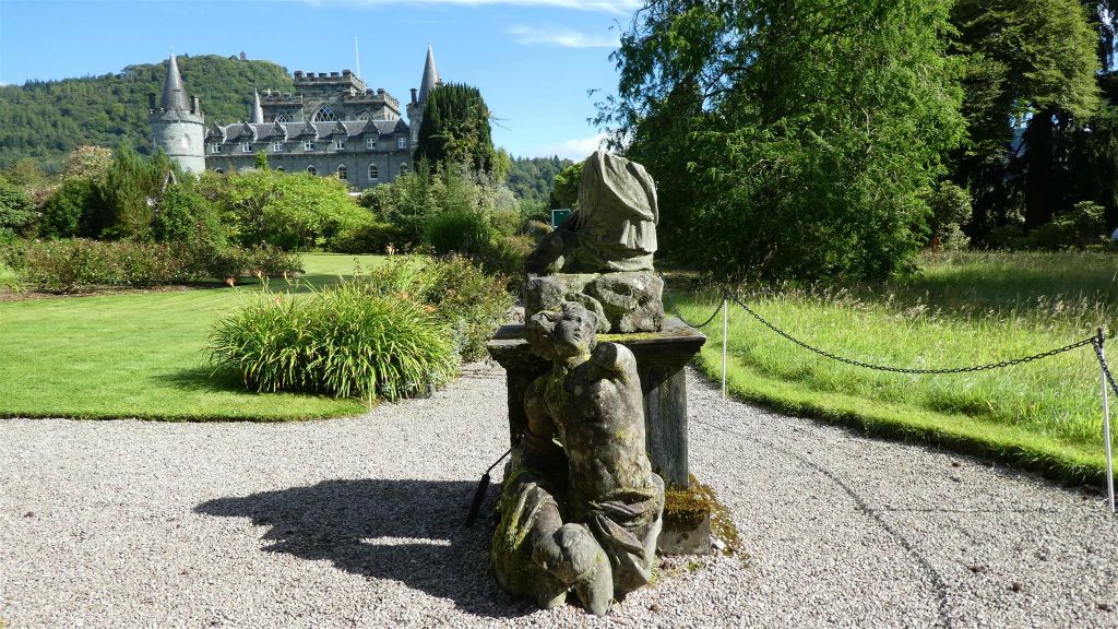 INVERARAY - een beeld in de tuin bij het Inveraray kasteel