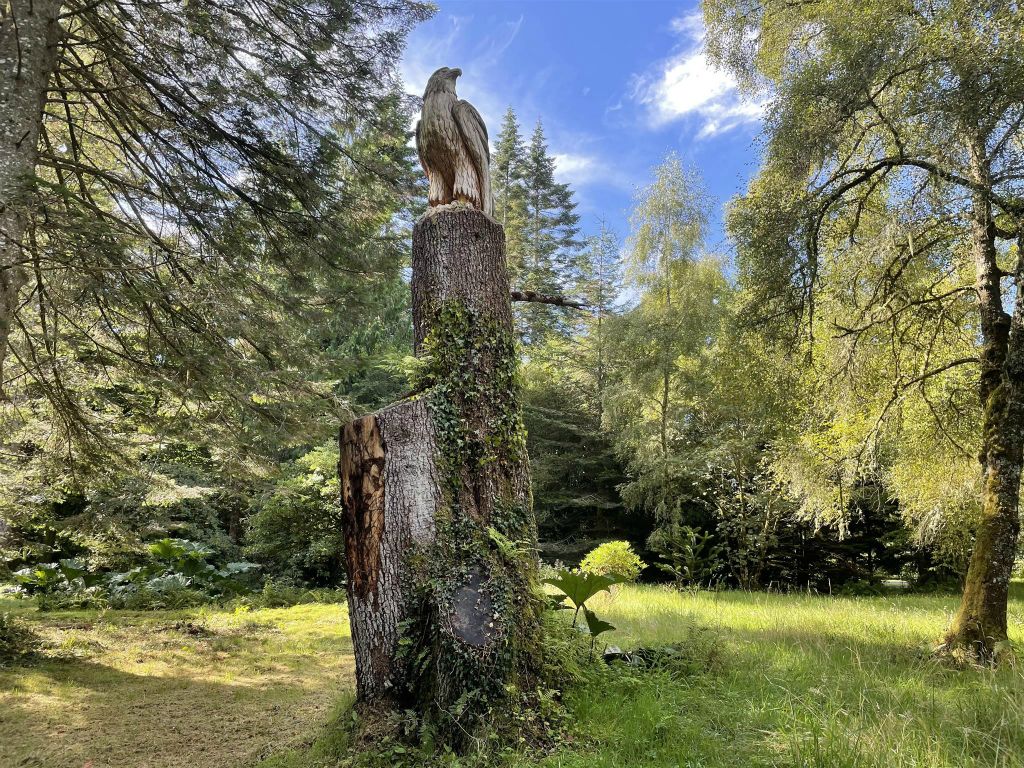 INVERARAY - een hout gesneden roofvogel in de tuin bij het Inveraray kasteel