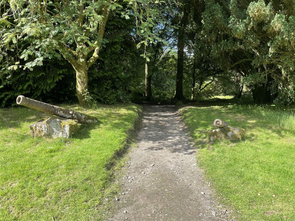 INVERARAY - twee oude kanonnen in de tuin bij het Inveraray kasteel