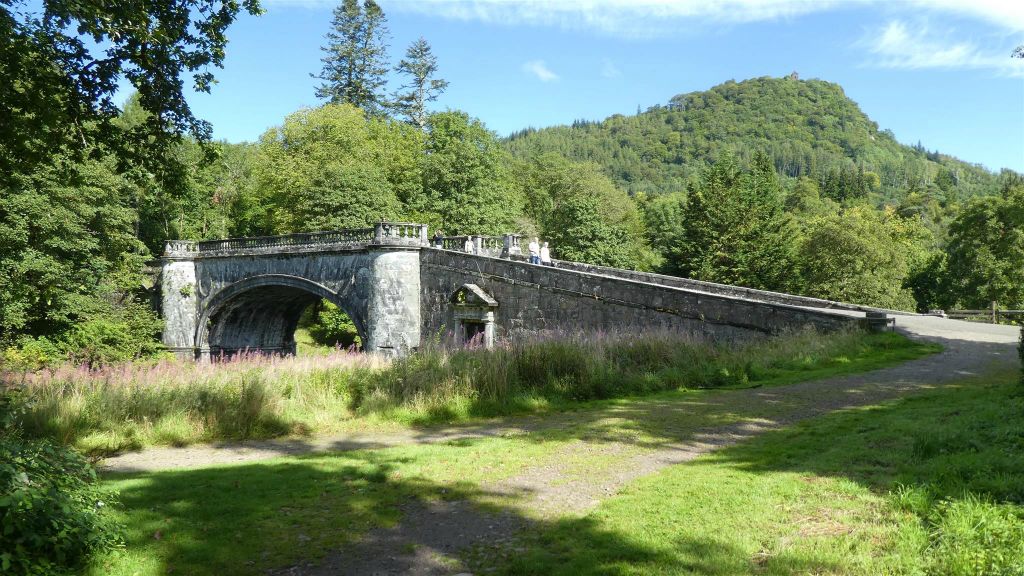 INVERARAY - een brug bij het Inveraray kasteel