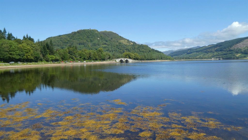 INVERARAY - de Array brug over het meer Loch Fyne