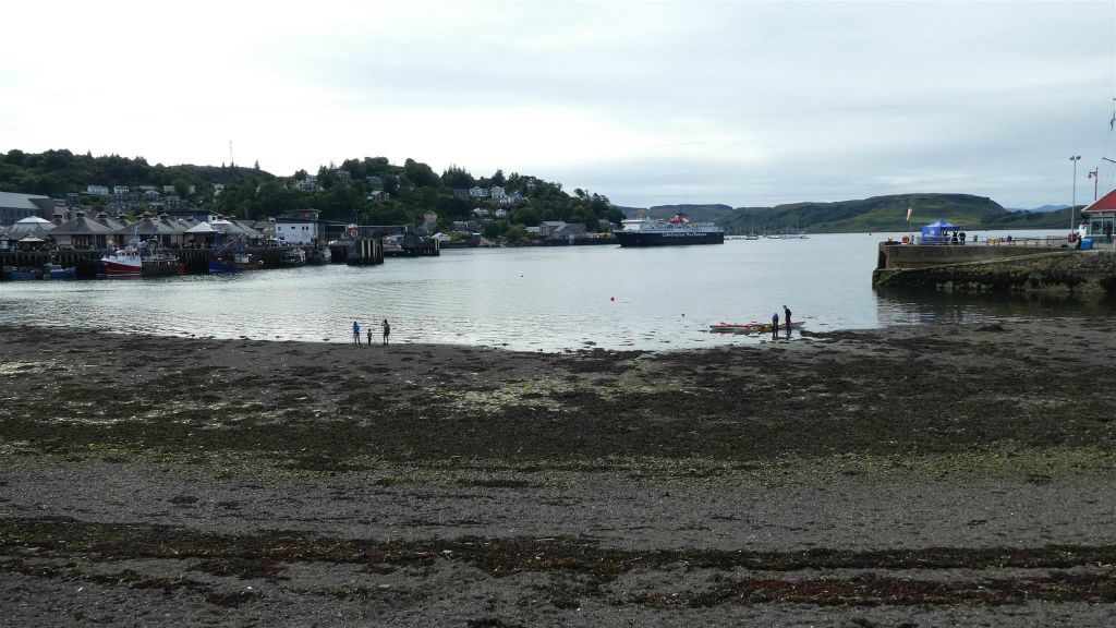 OBAN - een veerboot bij de haven