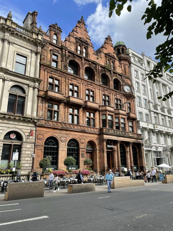 GLASGOW - links St Vincent Place en rechts The Citizen Building