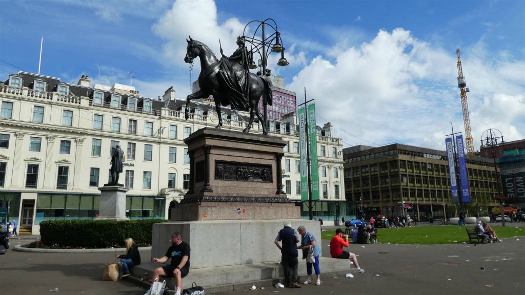 GLASGOW - een ruiterstandbeeld ter ere van koningin Victoria (1819-1901)