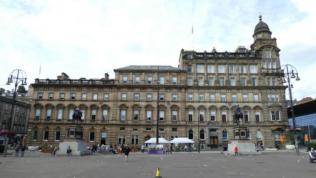 GLASGOW - het gebouw links:  The Counting House, rechts: The Merchants' House