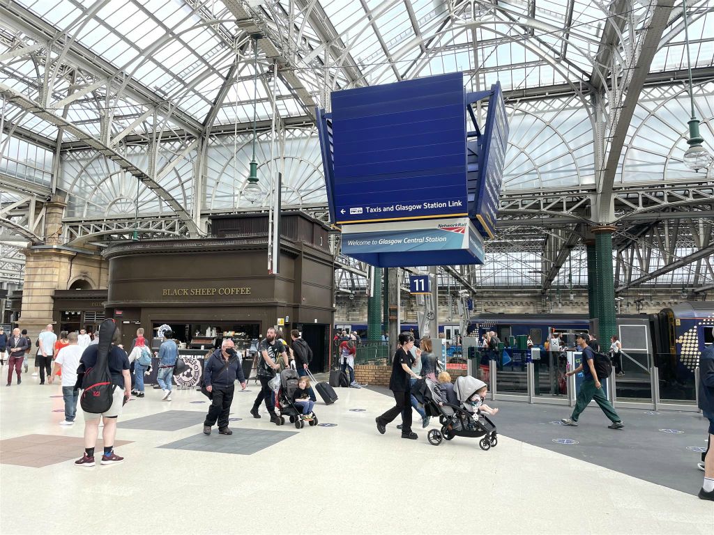 GLASGOW - binnen in het treinstation Glasgow Central