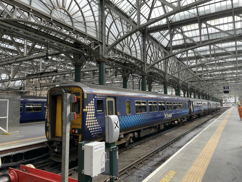 GLASGOW - binnen in het treinstation Glasgow Central