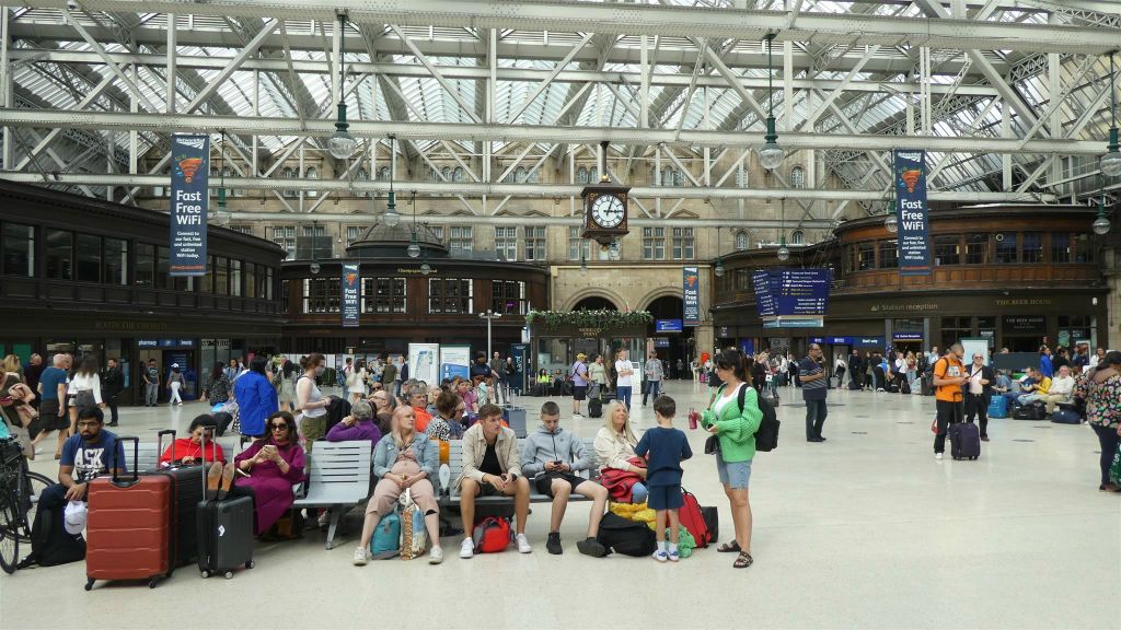 GLASGOW - binnen in het treinstation Glasgow Central