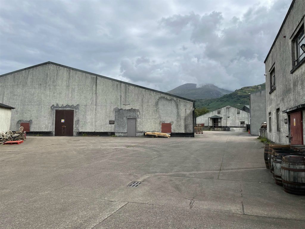 FORT WILLIAM - een aantal gebouwen bij de Ben Nevis distilleerderij