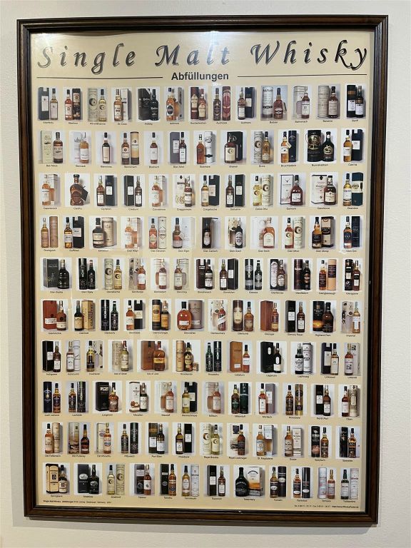 FORT WILLIAM - een poster met single malt whiskey's bij de Ben Nevis distilleerderij