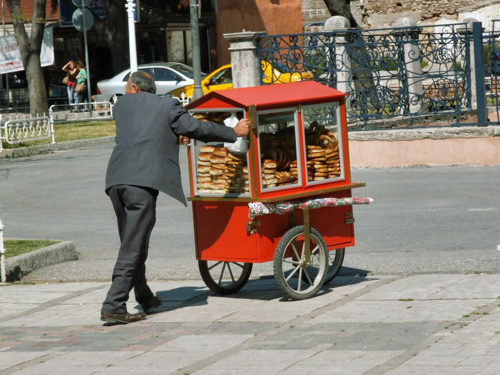 ISTANBUL - een broodjesverkoper op straat