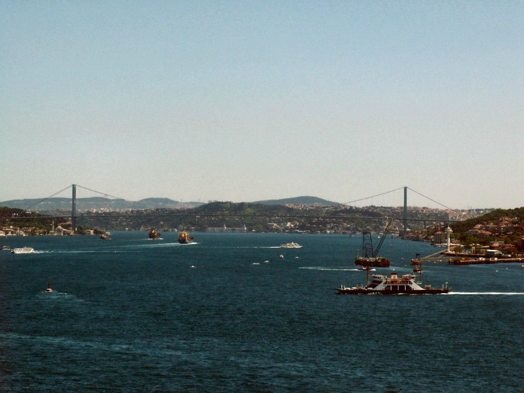 ISTANBUL - de hangbrug over de Bosporus vanaf het Topkapi paleis