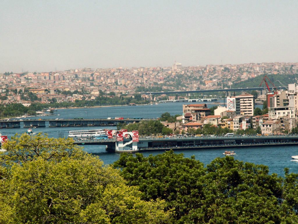 ISTANBUL - de galatabrug vanaf het Topkapi paleis