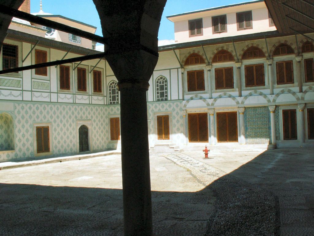 ISTANBUL - een binnenplaats bij het Topkapi paleis