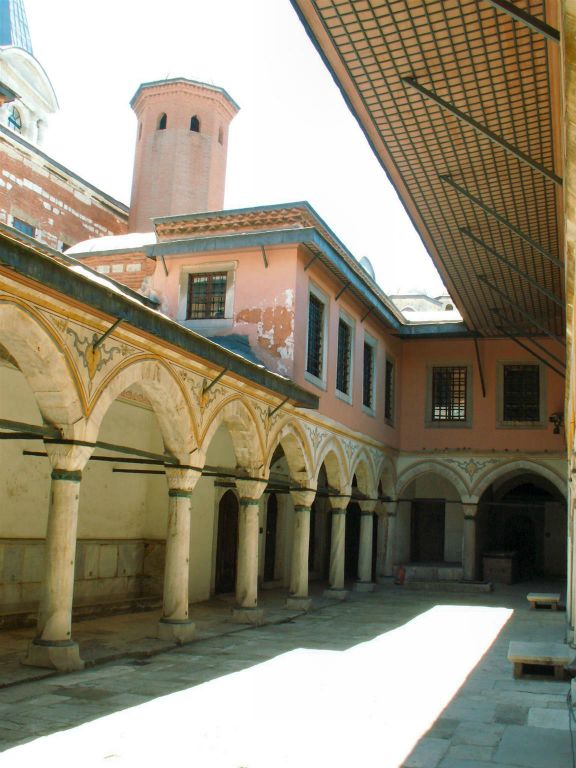 ISTANBUL - een binnenplaats bij het Topkapi paleis