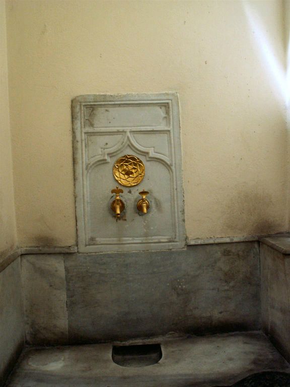 ISTANBUL - twee gouden kranen bij het Topkapi paleis