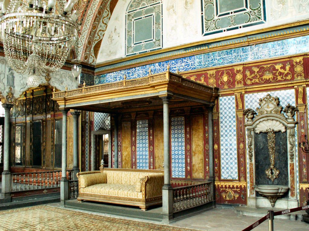 ISTANBUL - de receptiehal van de sultan van het Topkapi paleis