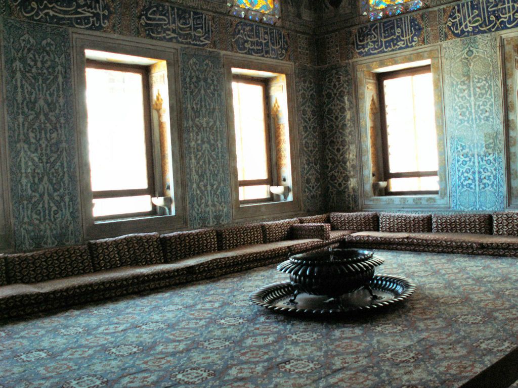 ISTANBUL - de receptiehal van de sultan van het Topkapi paleis