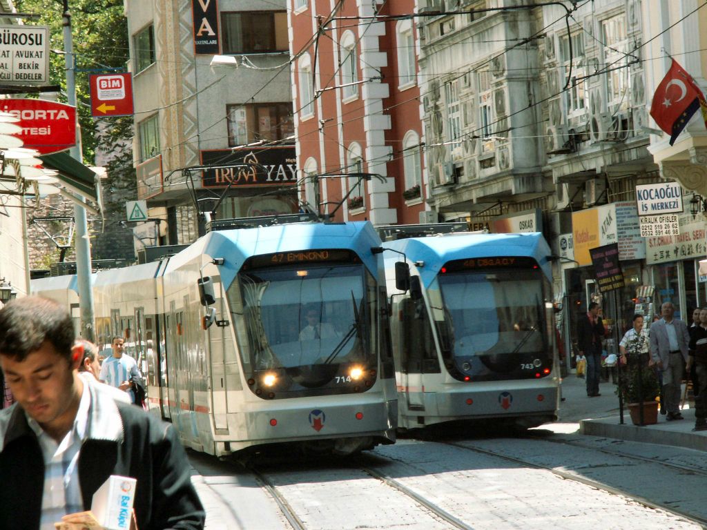 ISTANBUL - twee trams