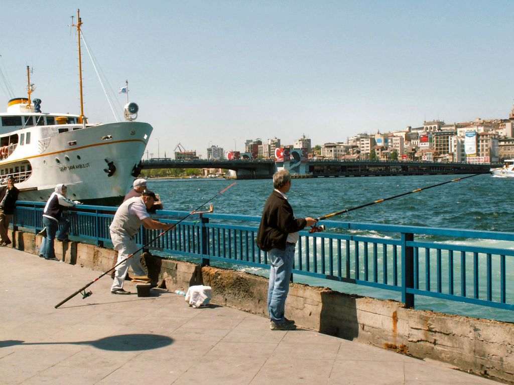 ISTANBUL - enkele mannen aan het vissen