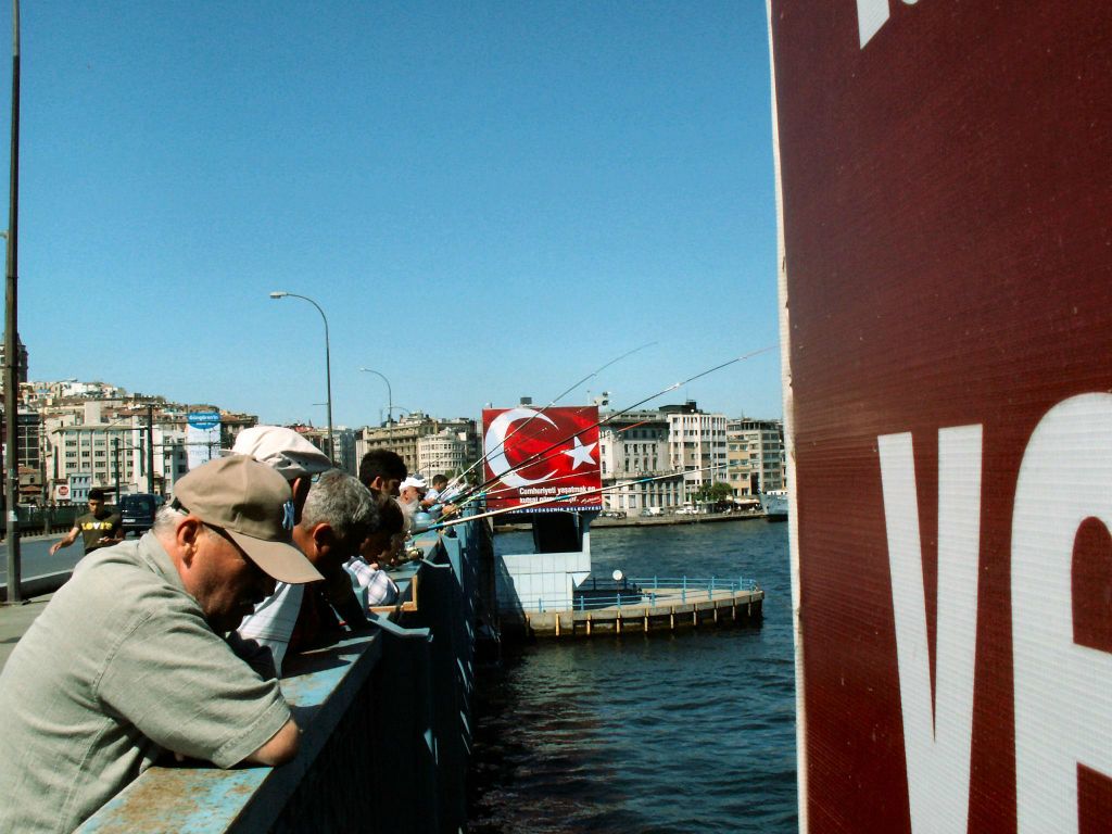 ISTANBUL - een aantal mannen die vissen vanaf de galatabrug
