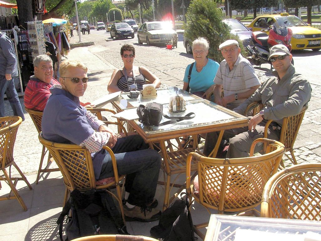ISTANBUL - Carlos en groepsgenoten drinken wat op een terras