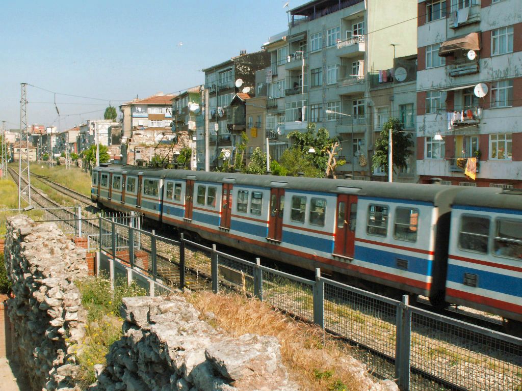 ISTANBUL - een voorbij rijdende trein