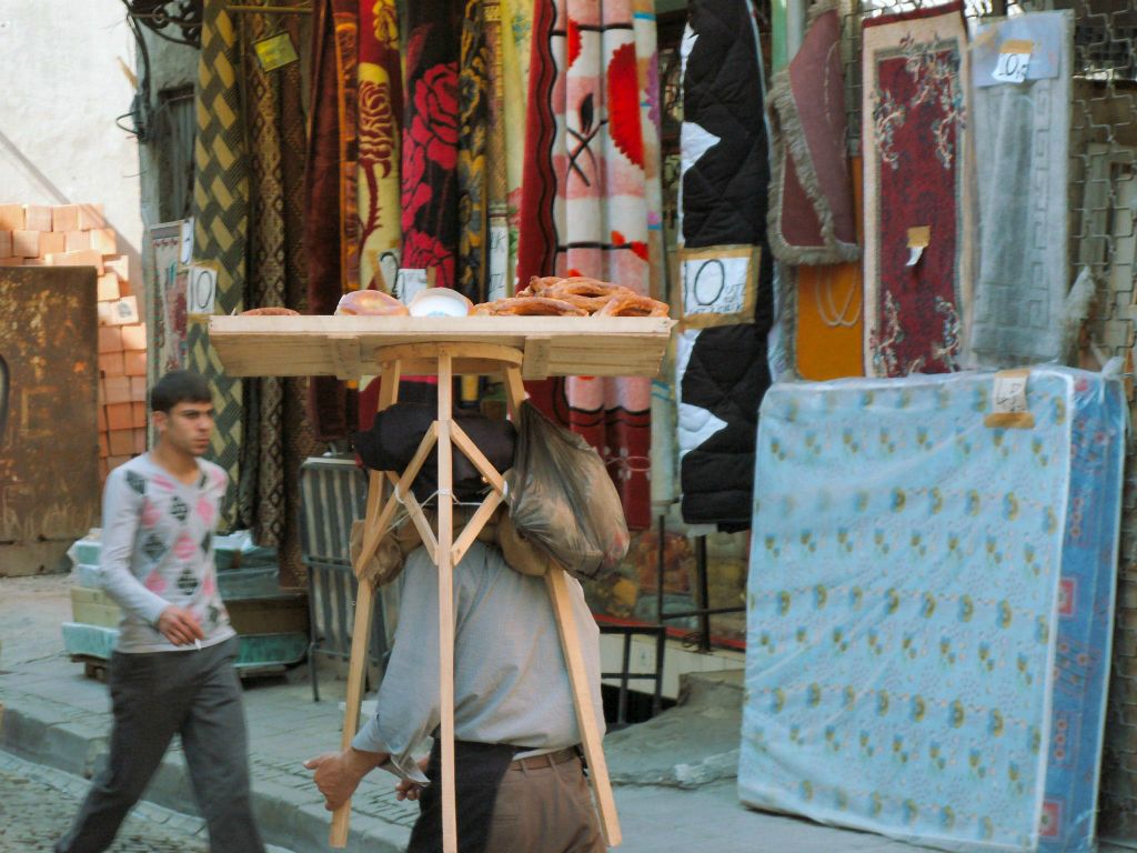 ISTANBUL - een broodjesverkoper op straat