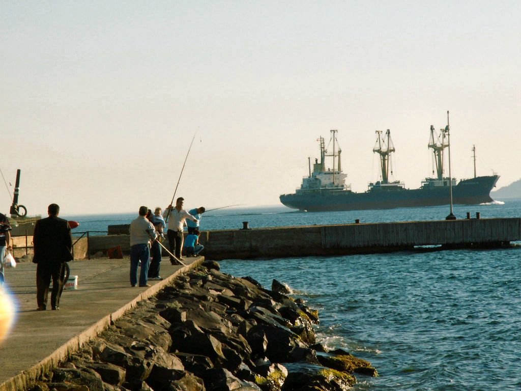 ÇANAKKALE - enkele mannen die aan het vissen zijn