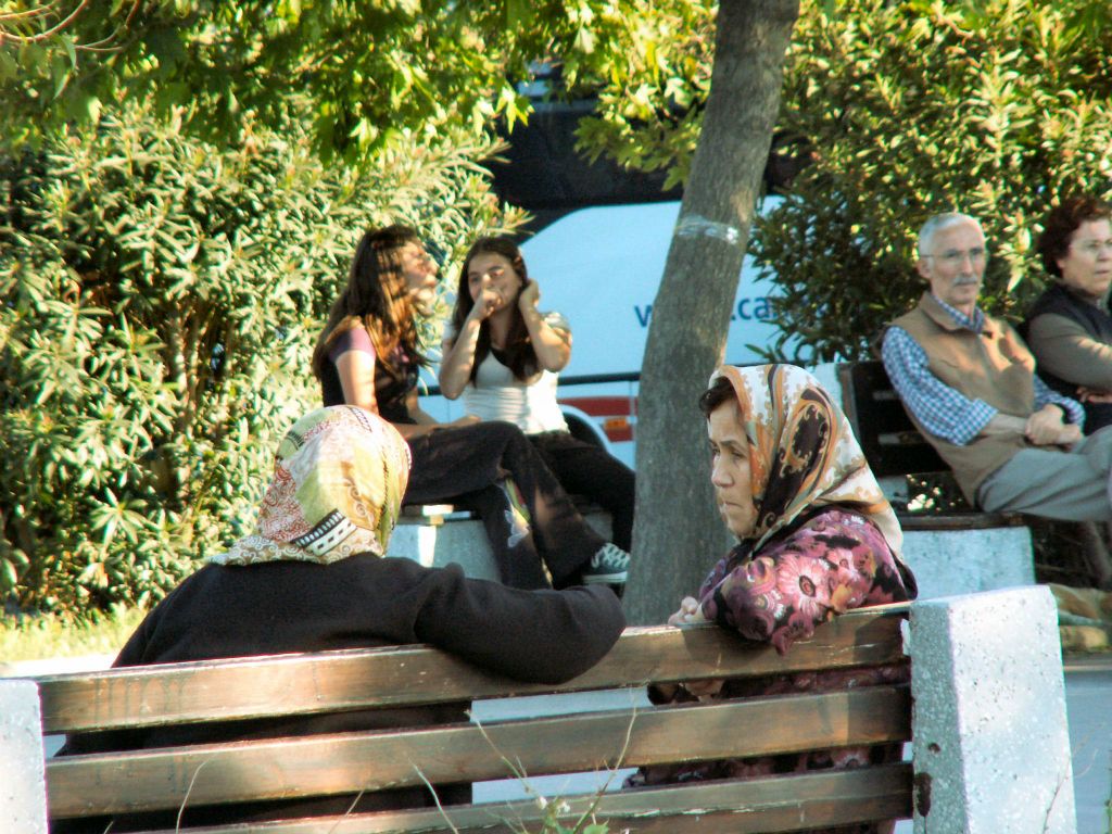 ÇANAKKALE - twee vrouwen op een bank in een park