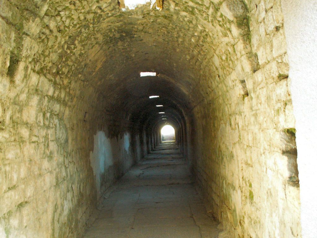 BERGAMA - een gang bij het Asklepion tempelcomplex