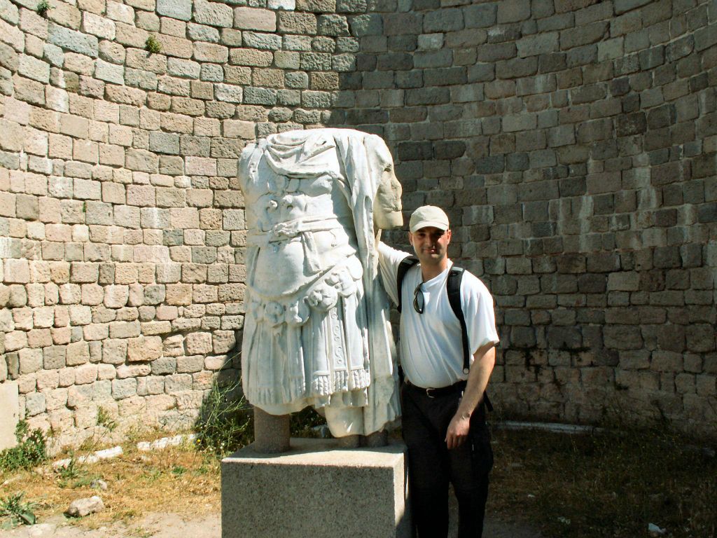 BERGAMA - Carlos bij een beeld bij de Akropolis van Pergamon