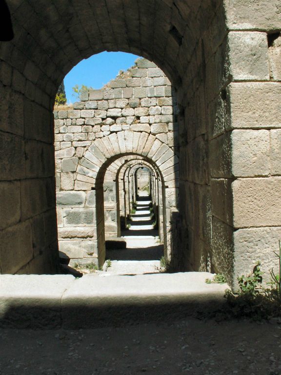 BERGAMA - een gang bij de Akropolis van Pergamon