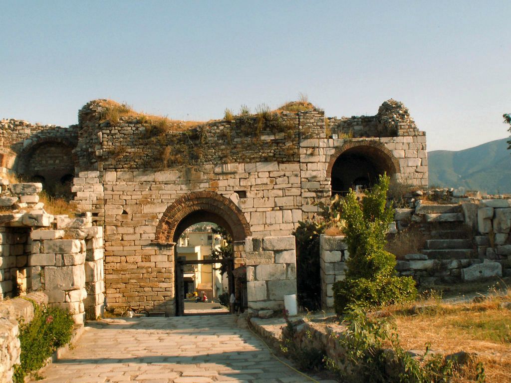SELÇUK - een poort van een 6e eeuwse Byzantijnse citadel op de Ayasoluk-heuvel