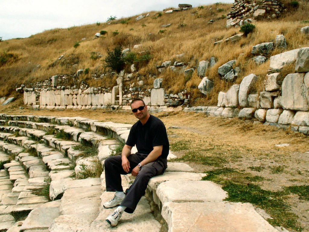 SELÇUK -> PAMUKKALE - Carlos bij het theater bij de ruïnes van Aphrodisias