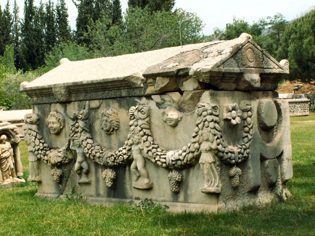SELÇUK -> PAMUKKALE - een grafkist bij de ruïnes van Aphrodisias