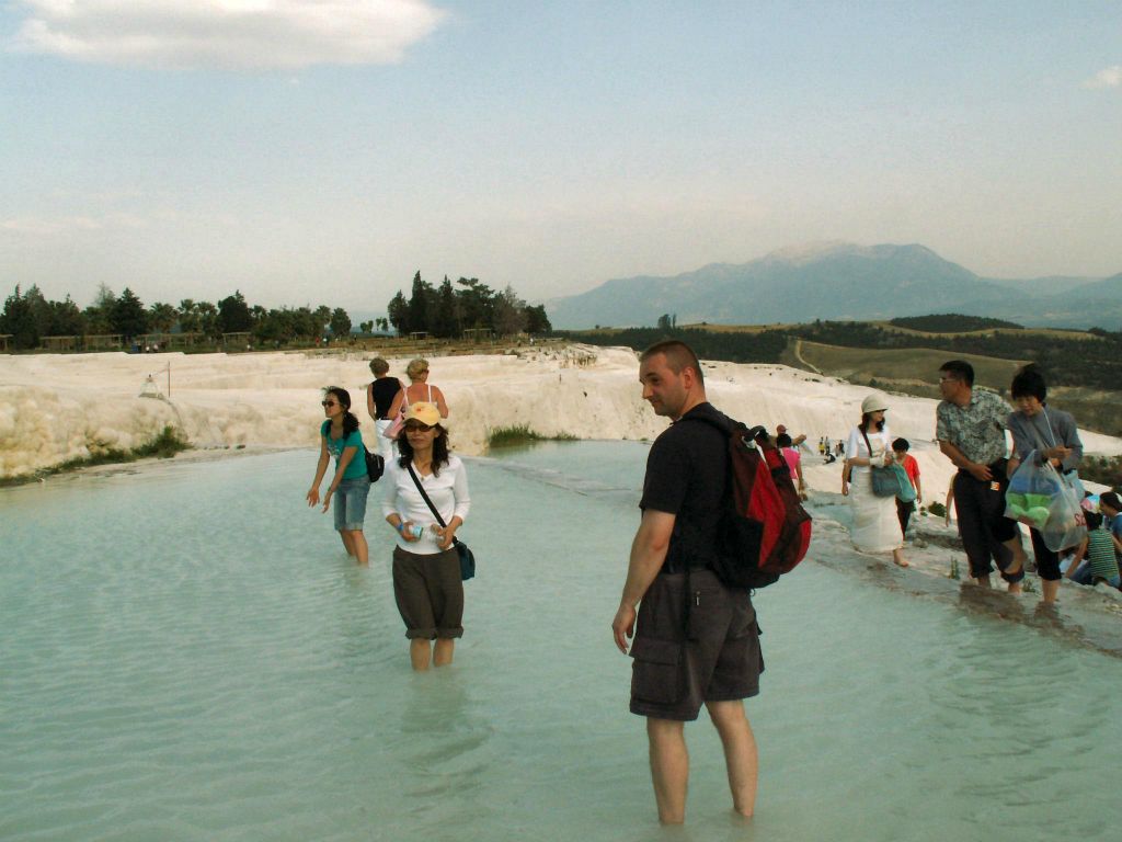 PAMUKKALE - Carlos in het water op een kalkterras
