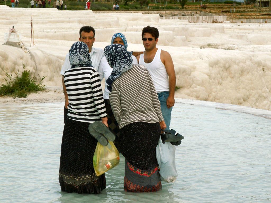 PAMUKKALE - enkele mensen in het water op een kalkterras