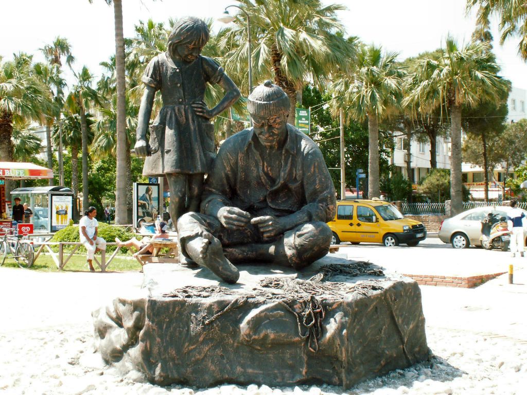 MARMARIS - een beeld bij de haven van een visser